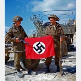 捕獲したナチス旗を広げるカナダ兵(1944=昭和19=年)/(C)World History Archive/ニューズコム/共同通信イメージズ