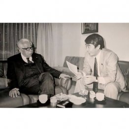 井出一太郎と筆者(右、=提供写真)
