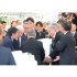 川村会長の告別式で棺を持つ渡辺大、渡辺克典ら（Ｃ）日刊ゲンダイ