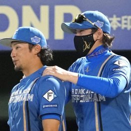 これまで5完投のエース伊藤大海(左)と新庄監督(C)共同通信社