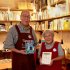 図鑑カフェ「fumikura」の店主・井守正暁さん、副店長を務める母えみ子さん（右）と（Ｃ）日刊ゲンダイ