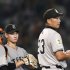 30日阪神戦、阿部監督（右）に交代を告げられる井上温大（Ｃ）共同通信社