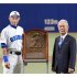 NPBの榊原定征コミッショナー（右）とイチロー（Ｃ）共同通信社