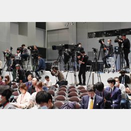 第三者委員会の調査報告書を受けて、清水賢治社長が会見する会場に集まった報道陣（Ｃ）日刊ゲンダイ