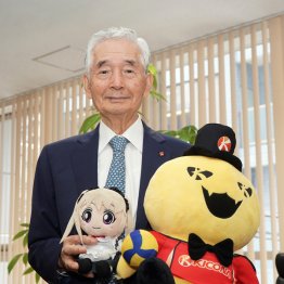 グループキャラクターのバトラーくん(右)とアカリちゃん(C)日刊ゲンダイ