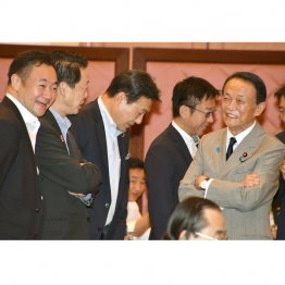 国民そっちのけ。わーわー内輪もめ(麻生派、志公会夏季研修会=昨3日、横浜)/(C)日刊ゲンダイ