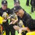 ビールをかけられる藤川監督（Ｃ）共同通信社