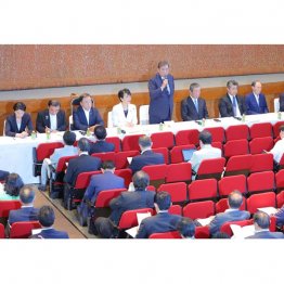 ジ・エンドは石破首相だけじゃない(自民党両院議員総会で発言する石破首相)/(C)日刊ゲンダイ
