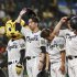 藤川監督と阪神ナイン（Ｃ）共同通信社