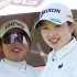 小祝さくら（後方左は、佐久間朱莉）／（Ｃ）日刊ゲンダイ