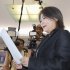 市議会解散通知書を読み上げる田久保真紀伊東市長（Ｃ）共同通信社