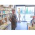 よりまし堂の本屋担当の岩下結さん（Ｃ）日刊ゲンダイ