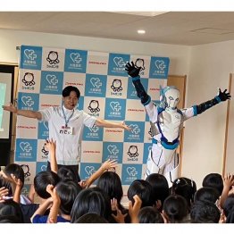 “薬育”のために生み出されたヒーロー(提供写真)