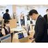 スマホ保険証受け付けを試す福岡資麿厚労相（Ｃ）共同通信社