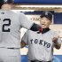リチャードを迎える阿部監督（Ｃ）共同通信社