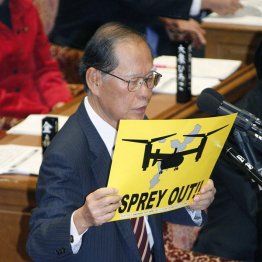 衆院予算委で質問する照屋寛徳氏(社民)/(C)共同通信社