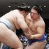 寄り切りで琴勝峰（左）に敗れた若貴景（Ｃ）共同通信社