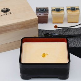 桐箱とスプーン付き（奥は通常サイズのプリン）／（提供写真）