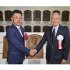 昨2024年、殿堂入りで権藤博氏（右）に祝福される谷繁元信氏（Ｃ）共同通信社
