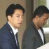 地元の支援者との会合に向かう小泉進次郎農相（左）＝9月13日、神奈川県横須賀市（Ｃ）共同通信社