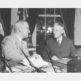 トルーマン米大統領（左）と、スティムソン氏＝1945年（Ｃ）ゲッティ＝共同