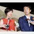 結婚発表のときは濃い色のワンピースだった（Ｃ）日刊ゲンダイ