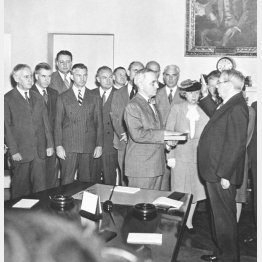 ホワイトハウスの大統領就任式に臨むトルーマン大統領=1945年(C)Underwood Archives/Universal Images Group/共同通信イメージズ