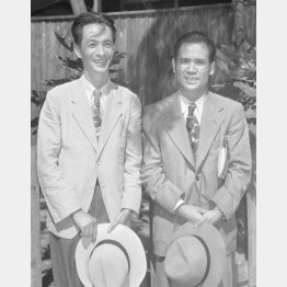 米国から帰国した原子物理学者の朝永振一郎博士(左)と田島英三氏氏(横浜、1950=昭和25=年7月22日) /(C)共同通信社