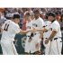 阿部監督（右）と握手する田中将大（Ｃ）日刊ゲンダイ