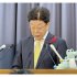 資料に目を落とし（提供）筆者