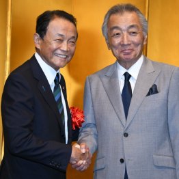 「松本純くんを励ます会」で麻生太郎氏(左)と(C)日刊ゲンダイ