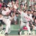阪神戦で審判にボールを投げつけた巨人・ガルベス（右）／（Ｃ）共同通信社