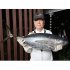 釣ったマグロと（提供写真）