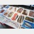 店で一番目立つところに丸ごとの魚が並ぶ（Ｃ）日刊ゲンダイ