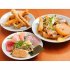 魚せんべい（左上）やあら煮大根（右）も人気（Ｃ）日刊ゲンダイ