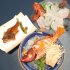 カサゴ（左）は丸ごと揚げて骨まで食べられる。刺し身の4点盛りのうちクロメバルは肝付き！（Ｃ）日刊ゲンダイ
