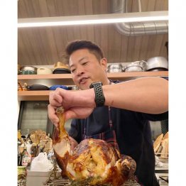 ローストチキンを焼く栗原さん(提供写真)