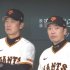 阿部監督（右）と二岡智宏ヘッド兼打撃チーフコーチ（Ｃ）日刊ゲンダイ