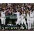 生還した佐藤輝明（中央）を迎え、盛り上がる阪神ナイン（Ｃ）共同通信社