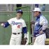 1993年春も臨時コーチを務めた張本勲さん（左は現役時代の落合博満さん）／（Ｃ）共同通信社