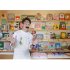「ニジノ絵本屋2号店」の店長、鷲見豪さん(C)日刊ゲンダイ