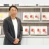 著書をバックに（Ｃ）日刊ゲンダイ