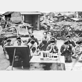 ラジオの前に正座し、昭和天皇の「玉音放送」に耳を傾ける人たち（1945＝昭和20＝年8月15日）／（Ｃ）共同通信社