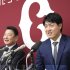 岡本和真（左は吉村禎章編成部長）／（Ｃ）共同通信社