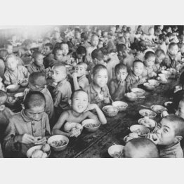 食事をとる戦災孤児たち（1946＝昭和21＝年8月21日、東京・板橋養育院幼少年保護寮）／（Ｃ）共同通信社