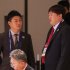 ドラフト会場で楽天の石井一久GM（右）と話す青木GM補佐（Ｃ）日刊ゲンダイ