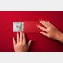 お金を貸す女性も（写真:iStock）