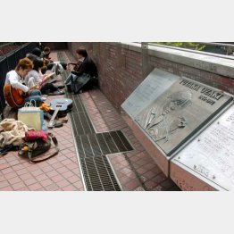 命日の4月25日、ロック歌手尾崎豊さんのレリーフに集まったファン(東京都渋谷区) /(C)共同通信社