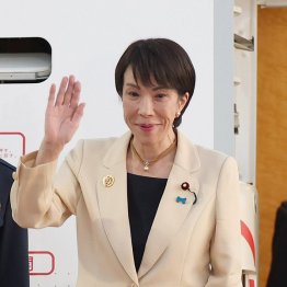 初外交から帰国した高市首相(C)日刊ゲンダイ