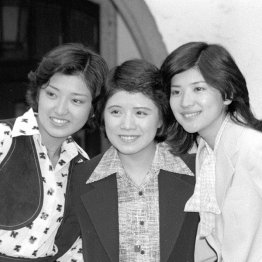 左から、山口百恵、森昌子、桜田淳子（Ｃ）共同通信社